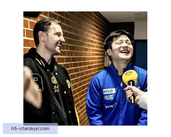 樊振东携多特球星跨界乒乓互动